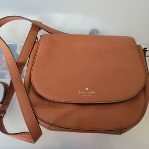 Kate Spade Brown Roulette Saddle Bag Crossbody Bag In Pebbled Leather